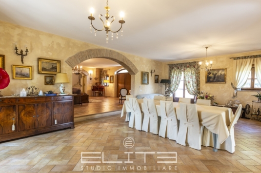 VILLA CON PISCINA E PARCO IN VENDITA VICINO SENIGALLIA