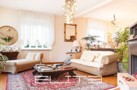Vendesi Splendida Villa con Vista Mare e Parco