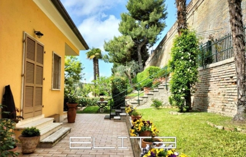 Esclusiva Villa con Vista Panoramica a Osimo