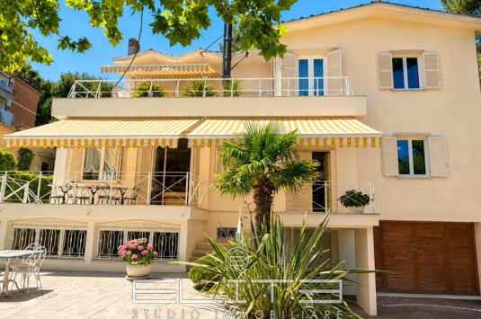 Villa indipendente a Falconara Marittima, a 200 metri dal mare.