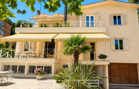 Villa indipendente a Falconara Marittima, a 200 metri dal mare.