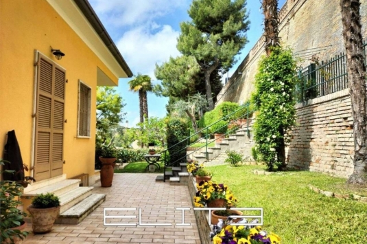 Esclusiva Villa con Vista Panoramica a Osimo