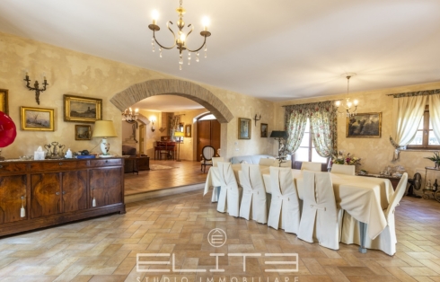 VILLA CON PISCINA E PARCO IN VENDITA VICINO SENIGALLIA